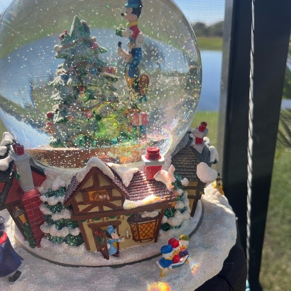 CHRISTOPHER RADKO 9x9 DISNEY SNOW GLOBE Santa Claus is coming to Town Sleigh - Picture 3 of 13